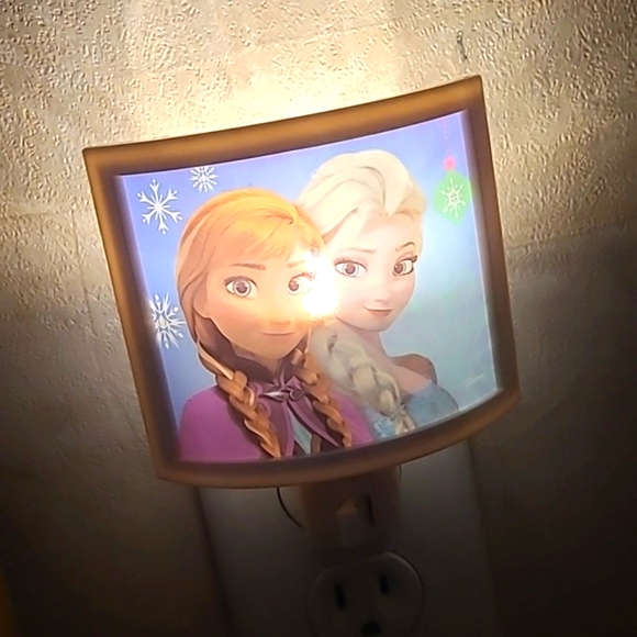 Disney Frozen Elsa & Anna Plug In Night Light - Picture 11 of 13